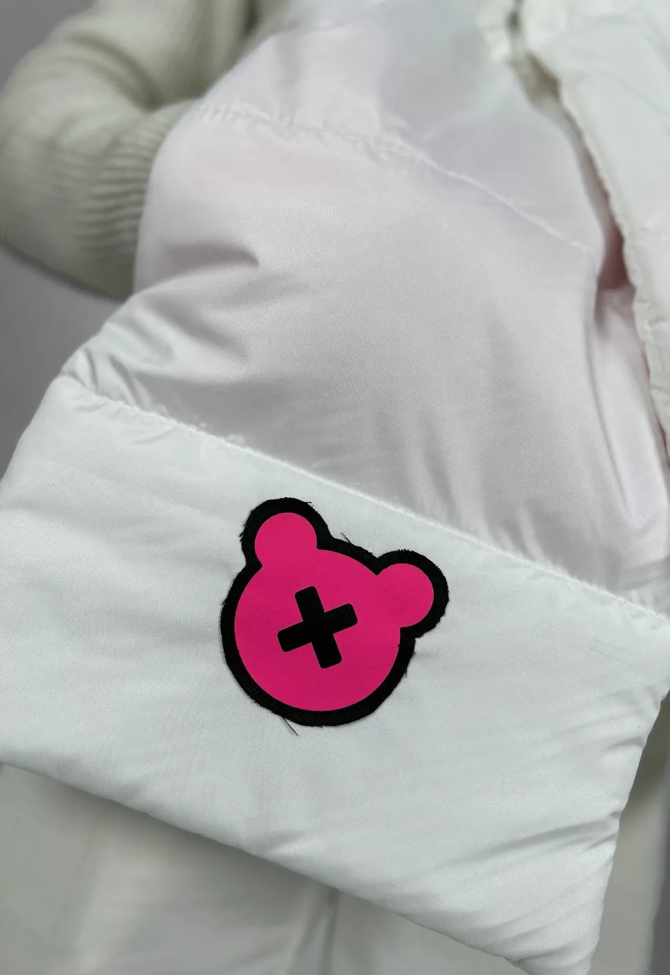 SPICYBEARS Padded Scarf with Fleece Hands Pockets | White | Neon Pink Reflective