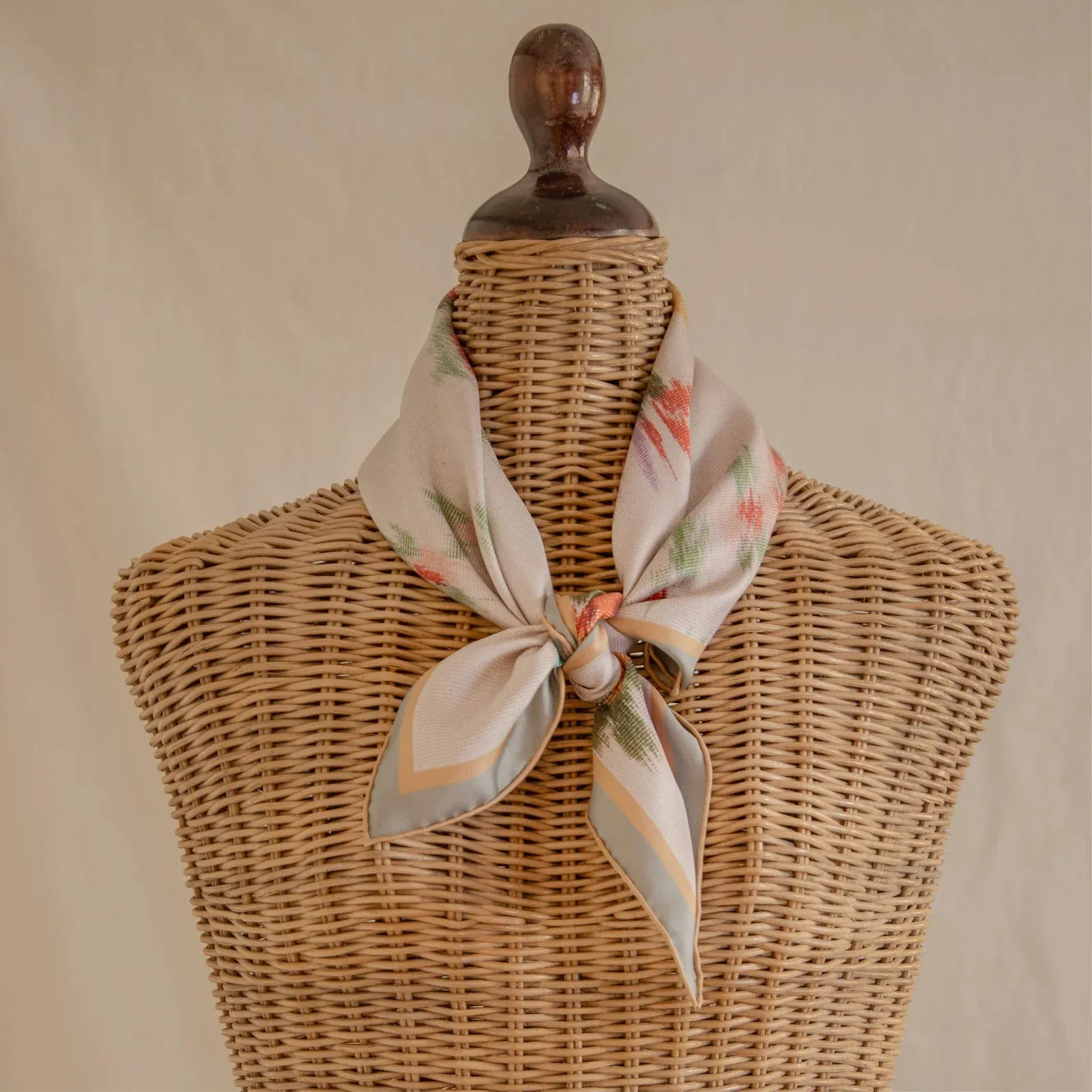Tapis Noir Small Classical White Flower Scarf