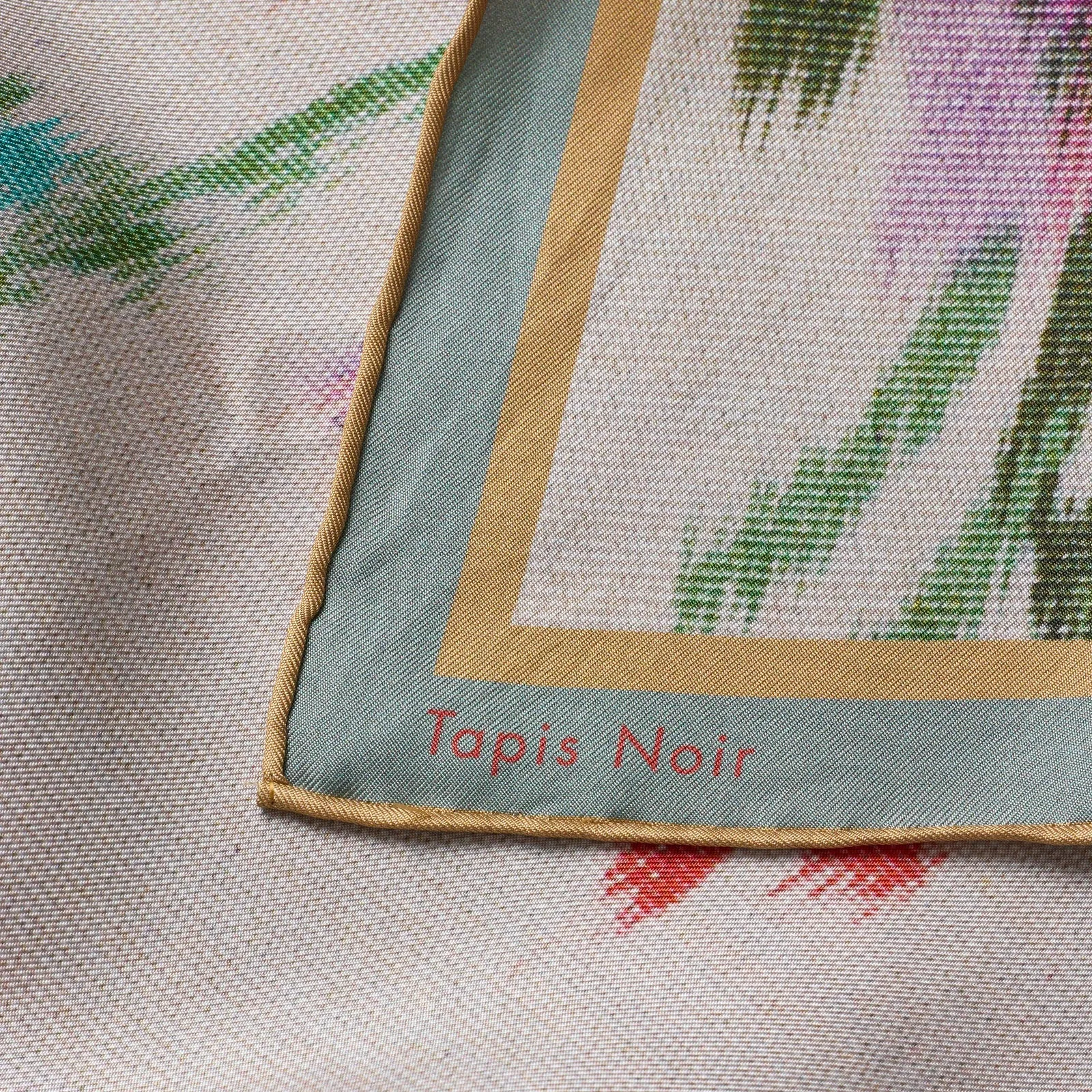 Tapis Noir Small Classical White Flower Scarf